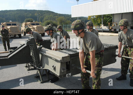 Soldaten mit 3 Aufzügen Truppe, 11 Field Squadron, Royal Engineers Teile einer Brücke, die sie während des Trainings im Joint Multinational Readiness Center, in der Nähe von Hohenfels, Deutschland, 23. September 2008 abgeschlossen werden. Die Soldaten sind hier unter der amerikanischen, britischen, kanadischen, australischen und Neuseeland Armeen im Rahmen der kooperativen Geist 08 ist eine multinationale Interoperabilität testen. Brit Brückenbau 119798 Stockfoto