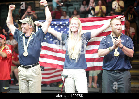 US Army Master Sgt. Mark Vomund, Armee Spez. Chasity Kuczer und Marine Corps Veteran Clayton McDaniel feiern, erhalten eine Goldmedaille im Team offen Compound Bogenschießen Wettbewerb um das USA-Team bei den Spielen 2016 Invictus. Sie sind drei von 115 aktiven Dienst und Veteran Athleten aus dem US-Team bei der Invictus Games in Orlando, Florida, Mai 8-12.  Invictus Games, eine internationale adaptive Sportturnier-Veteranen und Verwundeten, Kranken und verletzten Angehörige verfügt über ca. 500 Sportsoldat aus 15 Ländern im Wettbewerb im Bogenschießen, Radfahren, indoor Rudern, powerlift Stockfoto