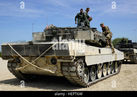 Polnische Soldaten, die 34. Rüstung-Kavallerie-Brigade zugewiesen zeigen ein US-Soldat, der 2. Kavallerie-Regiment der polnischen Leopard-Panzer, während der starke Europa Tank Challenge (SETC) bei der 7. Armee gemeinsame multinationale Ausbildung des Befehls Grafenwöhr Training Area, Grafenwöhr, Deutschland, 10. Mai 2016 zugewiesen. Der SETC ist von US-Army in Europa und die deutsche Bundeswehr, 10.-13. Mai 2016 Co-Gastgeber. Der Wettbewerb soll militärische Partnerschaft zu fördern, während NATO Interoperabilität zu fördern. Sieben Züge aus sechs NATO-Staaten treten SETC - die erste multinationale Tank-Herausforderung an Stockfoto