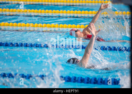 Schwimmer antreten in Baden letzte während der 2016 Invictus Games, ESPN Wide World of Sports Complex, Orlando, Florida, 11. Mai 2016. Invictus Games sind eine adaptive Sportwettbewerb, der von Prinz Harry des Vereinigten Königreichs erstellt wurde, nachdem er von den DoD Krieger spielen inspiriert wurde. Dieses Ereignis vereint Veteranen und Verwundeten, Kranken und verletzten Angehörige aus 15 Nationen für Veranstaltungen, darunter: Bogenschießen, Radfahren, indoor Rudern, Kraftdreikampf, Volleyball, Schwimmen, Leichtathletik, Rollstuhl-Basketball, Rollstuhl-Rennen, Rollstuhl-Rugby und Rollstuhl-Tennis zu sitzen. 115 US-Athleten Stockfoto