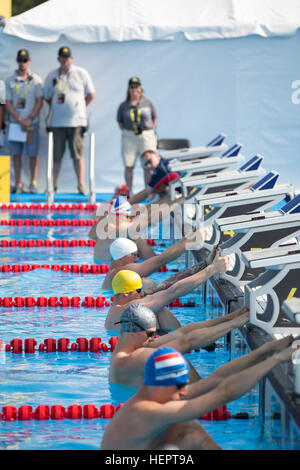 Schwimmer konkurrieren in einem Finale schwimmen während der 2016 Invictus Games, ESPN Wide World of Sports Complex, Orlando, Florida, 11. Mai 2016. Invictus Games sind eine adaptive Sportwettbewerb, der von Prinz Harry des Vereinigten Königreichs erstellt wurde, nachdem er von den DoD Krieger spielen inspiriert wurde. Dieses Ereignis vereint Veteranen und Verwundeten, Kranken und verletzten Angehörige aus 15 Nationen für Veranstaltungen, darunter: Bogenschießen, Radfahren, indoor Rudern, Kraftdreikampf, Volleyball, Schwimmen, Leichtathletik, Rollstuhl-Basketball, Rollstuhl-Rennen, Rollstuhl-Rugby und Rollstuhl-Tennis zu sitzen. 115 US-Athlet Stockfoto