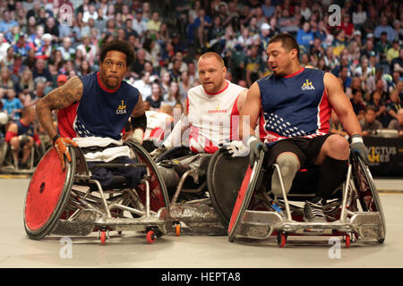 U.S. Marine Corps Veteran Anthony McDaniel sieht eine eingehende während Teamkollege Marine Corps Veteran Eric Rodriguez Blöcke Dänemarks Mark Peters während Spiel die Goldmedaille des Rollstuhl-Rugby-Wettbewerbs gewann die Goldmedaille für das USA-Team bei den Spielen 2016 Invictus erhalten. McDaniel und Rodriguez sind zwei 113 aktiven Dienst und Veteran Athleten aus dem US-Team bei der Invictus Games in Orlando, Florida, Mai 8-12.  Invictus Games, eine internationale adaptive Sportturnier-Veteranen und Verwundeten, Kranken und verletzten Angehörige verfügt über ca. 500 militärischen athle Stockfoto