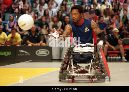 U.S. Marine Corps Veteran Anthony McDaniel erhält einen eingehenden Pass während Spiel die Goldmedaille des Rollstuhl-Rugby-Wettbewerbs gewann die Goldmedaille für das USA-Team bei den Spielen 2016 Invictus. McDaniel gehört zu 113 aktiven Dienst und Veteran Athleten aus dem US-Team bei der Invictus Games in Orlando, Florida, Mai 8-12.  Invictus Games, eine internationale adaptive Sportturnier-Veteranen und Verwundeten, Kranken und verletzten Angehörige verfügt über ca. 500 militärischen Athleten aus 14 Ländern im Wettbewerb im Bogenschießen, Radfahren, indoor Rudern, Kraftdreikampf, sitzen Volleyball, s Stockfoto