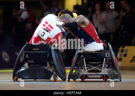 U.S. Marine Corps Veteran Anthony McDaniel und Dänemarks Mark Peters Umarmung nach dem Goldmedaille Spiel des Rollstuhl-Wettbewerbs gewann die Goldmedaille für das USA-Team bei den Spielen 2016 Invictus. McDaniel gehört zu 113 aktiven Dienst und Veteran Athleten aus dem US-Team bei der Invictus Games in Orlando, Florida, Mai 8-12.  Invictus Games, eine internationale adaptive Sportturnier-Veteranen und Verwundeten, Kranken und verletzten Angehörige verfügt über ca. 500 militärischen Athleten aus 14 Ländern im Wettbewerb im Bogenschießen, Radfahren, indoor Rudern, Kraftdreikampf, sitzen Volleyball, Stockfoto