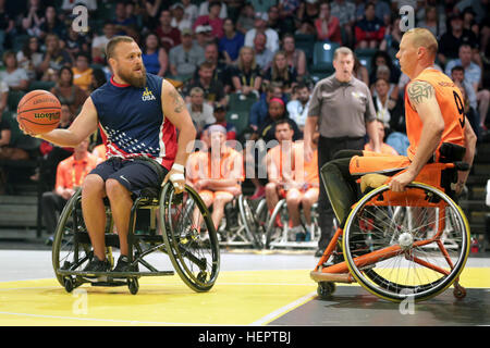 U.S. Marine Corps Veteran Clayton McDaniel sucht einen offenen Durchgang, während das Halbfinalspiel der Rollstuhl-Basketball-Wettbewerb sichern eine Stelle im Spiel Goldmedaille für das USA-Team bei den Spielen 2016 Invictus. McDaniel gehört zu 113 aktiven Dienst und Veteran Athleten aus dem US-Team bei der Invictus Games in Orlando, Florida, Mai 8-12.  Invictus Games, eine internationale adaptive Sportturnier-Veteranen und Verwundeten, Kranken und verletzten Angehörige verfügt über ca. 500 militärischen Athleten aus 14 Ländern im Wettbewerb im Bogenschießen, Radfahren, indoor Rudern, Kraftdreikampf, si Stockfoto