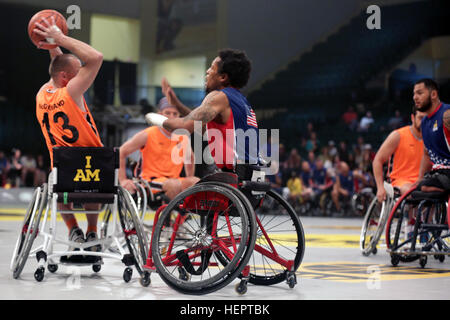 U.S. Marine Corps Veteran Anthony McDaniel spielt Verteidigung gegen Edwin Vermetten der Niederlande während der Halbfinale der Rollstuhl-Basketball-Wettbewerb sichern eine Stelle im Spiel Goldmedaille für das USA-Team bei den 2016 Invictus Games. McDaniel gehört zu 113 aktiven Dienst und Veteran Athleten aus dem US-Team bei der Invictus Games in Orlando, Florida, Mai 8-12.  Invictus Games, eine internationale adaptive Sportturnier für verwundete, Kranke und verletzte Soldat innen und Veteranen, Features über 500 militärischen Athleten aus 14 Ländern im Wettbewerb im Bogenschießen, cyclin Stockfoto