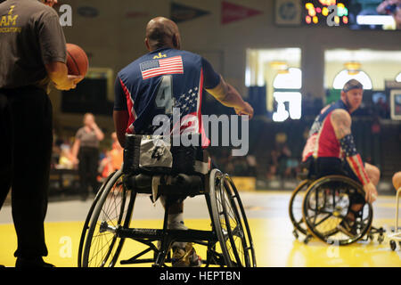 US Armee Sgt. Delvin Maston leitet seine Teamkollegen vor inbounding den Ball während das Halbfinalspiel der Rollstuhl-Basketball-Wettbewerb sichern eine Stelle im Spiel Goldmedaille für das USA-Team bei den Spielen 2016 Invictus. Maston gehört zu 113 aktiven Dienst und Veteran Athleten aus dem US-Team bei der Invictus Games in Orlando, Florida, Mai 8-12.  Invictus Games, eine internationale adaptive Sportturnier-Veteranen und Verwundeten, Kranken und verletzten Angehörige verfügt über ca. 500 militärischen Athleten aus 14 Ländern im Wettbewerb im Bogenschießen, Radfahren, indoor Rudern, powe Stockfoto