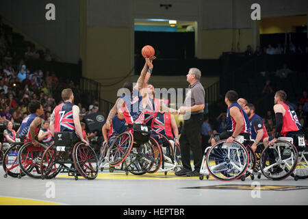 U.S. Marine Corps Veteran Jorge Salazar gewinnt die Spitze weg von der Goldmedaille Spiel der Rollstuhl-Basketball-Wettbewerb gewann eine Goldmedaille für das USA-Team bei den Spielen 2016 Invictus. Salazar ist einer der 113 aktiven Dienst und Veteran Athleten aus dem US-Team bei der Invictus Games in Orlando, Florida, Mai 8-12.  Invictus Games, eine internationale adaptive Sportturnier-Veteranen und Verwundeten, Kranken und verletzten Angehörige verfügt über ca. 500 militärischen Athleten aus 14 Ländern im Wettbewerb im Bogenschießen, Radfahren, indoor Rudern, Kraftdreikampf, sitzen, Volleyball, Schwimmen, trac Stockfoto