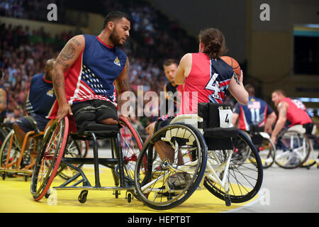 U.S. Marine Corps Veteran Jorge Salazar spielt Verteidigung gegen Vereinigtes Königreich Kristy Wallace während die Goldmedaille Spiel der Rollstuhl-Basketball-Wettbewerb gewann eine Goldmedaille für das USA-Team bei den 2016 Invictus Games. Salazar ist einer der 113 aktiven Dienst und Veteran Athleten aus dem US-Team bei der Invictus Games in Orlando, Florida, Mai 8-12.  Invictus Games, eine internationale adaptive Sportturnier-Veteranen und Verwundeten, Kranken und verletzten Angehörige verfügt über ca. 500 militärischen Athleten aus 14 Ländern im Wettbewerb im Bogenschießen, Radfahren, indoor Rudern, powerli Stockfoto