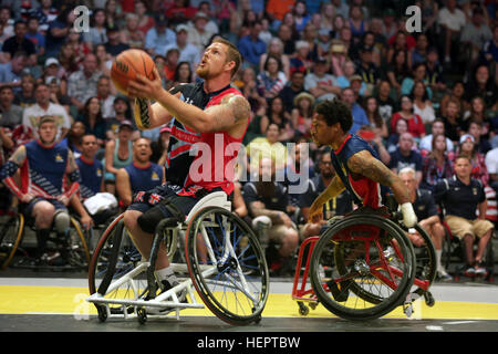 U.S. Marine Corps Veteran Anthony McDaniel versucht Vereinigte Königreich Simon Gibbs während die Goldmedaille Spiel der Rollstuhl-Basketball-Wettbewerb gewann eine Goldmedaille für das USA-Team bei den Spielen 2016 Invictus zu fangen. McDaniel gehört zu 113 aktiven Dienst und Veteran Athleten aus dem US-Team bei der Invictus Games in Orlando, Florida, Mai 8-12.  Invictus Games, eine internationale adaptive Sportturnier-Veteranen und Verwundeten, Kranken und verletzten Angehörige verfügt über ca. 500 militärischen Athleten aus 14 Ländern im Wettbewerb im Bogenschießen, Radfahren, indoor Rudern, powerlifti Stockfoto