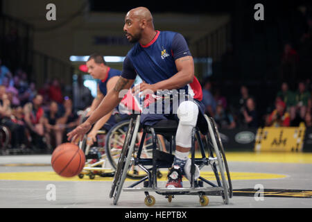 US Armee Sgt. Delvin Maston sieht den Ball während des Spiels des Goldmedaille der Rollstuhl-Basketball-Wettbewerb gewann eine Goldmedaille für das USA-Team bei den Spielen 2016 Invictus. Maston gehört zu 113 aktiven Dienst und Veteran Athleten aus dem US-Team bei der Invictus Games in Orlando, Florida, Mai 8-12.  Invictus Games, eine internationale adaptive Sportturnier für verwundete, Kranke und verletzte Soldat innen und Veteranen, Funktionen, etwa 500 militärischen Athleten aus 14 Ländern im Wettbewerb im Bogenschießen, Radfahren, indoor Rudern, Kraftdreikampf, sitzen Volleyball, Schwimmen, verfolgen Stockfoto