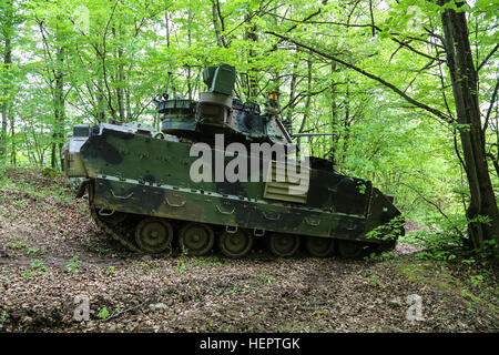 US-Armee Soldaten von Alpha Company, 5. Bataillon, 7. Kavallerie-Regiment bieten Sicherheit in einem M2 Bradley Fighting Vehicle während Durchführung von defensive Operationen während kombiniert zu beheben VI an die US Army Joint Multinational Readiness Center in Hohenfels, Deutschland, 18. Mai 2016 ausüben. Übung kombiniert zu beheben VI wurde entwickelt, um die US-Armee Regional ausüben Kraft in der U.S. European Command Verantwortungsbereich mit multinationale Ausbildung auf allen Ebenen zugeordnet. Ca. 570 Teilnehmer aus 5 Nationen der NATO und europäische Partner teilnehmen. In der Übung sollen aroun Stockfoto
