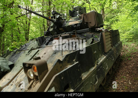 US-Armee Soldaten von Alpha Company, 5. Bataillon, 7. Kavallerie-Regiment bieten Sicherheit aus einer M2 Bradley Fighting Vehicle, während Durchführung von Operationen der Verteidigung während kombiniert zu beheben VI an die US Army Joint Multinational Readiness Center in Hohenfels, Deutschland, 18. Mai 2016 üben. Übung kombiniert zu beheben VI wurde entwickelt, um die US-Armee Regional ausüben Kraft in der U.S. European Command Verantwortungsbereich mit multinationale Ausbildung auf allen Ebenen zugeordnet. Ca. 570 Teilnehmer aus 5 Nationen der NATO und europäische Partner teilnehmen. In der Übung sollen aroun Stockfoto