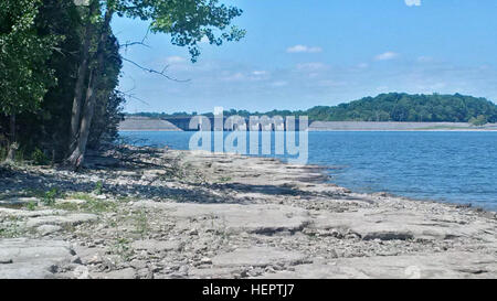 Dies ist die Küste bei J. Percy Priest Lake und Dam. Der Seepegel liegt etwa drei Fuß unterhalb der Oberkante des Sommer-Pool. Ohne deutliche Niederschläge kann den See nicht seine typische Sommer-Höhe von 490 Fuß über dem Meeresspiegel erreichen. Die Öffentlichkeit wird darauf hingewiesen, vorsichtig zu sein, wenn bei J. Percy Priest Lake Neuerstellung. Niedriger Wasserstände machen Navigation gefährlicher, in flachen Bereichen wo Felsen oder Baumstümpfen näher an der Oberfläche sein könnte. (USACE Foto von Todd Yann) Niedriger Wasserstand im J. Percy Priest Lake aufgrund des Fehlens von Regen 160519-A-CE999-025 Stockfoto