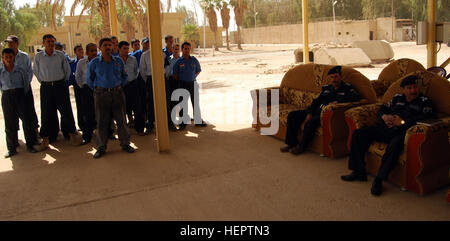 Zwanzig irakische Polizei stehen in Formation vor Major General Kareem, Abu Ghraib District Chief of Police, vor Erhalt ihrer Zertifikate, die besagt, dass sie das Programm "Stahl-Trainer" bei Nassir Wa Salam, westlich von Bagdad, 25. September 2008 abgeschlossen haben. Die sechs-Wochen-Programm wurde angewiesen, von Soldaten aus dem Mörtel Zug, 1. Bataillon, 21. Infanterie-Regiment, 2nd Stryker Brigade Combat Team "Krieger", 25. Infanterie-Division, Multi-National Division - Bagdad. IP-Offiziere zu qualifizieren, um ihre Altersgenossen 120089 trainieren Stockfoto