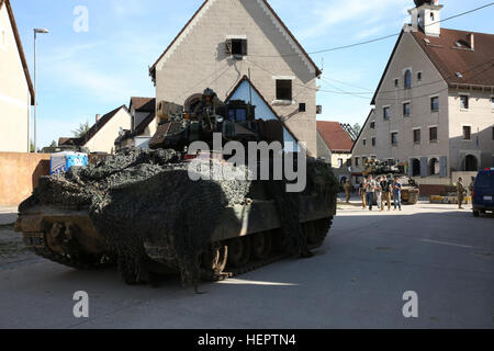 US-Soldaten der 5. Staffel, 7. Kavallerie-Regiment, 3. US-Infanteriedivision bieten Sicherheit mit einem M3 Bradley Fighting Vehicle während der Durchführung Kordon und Suche Szenario während der Übung kombiniert zu beheben VI an die US Army Joint Multinational Readiness Center in Hohenfels, Deutschland, 22. Mai 2016. Übung kombiniert zu beheben VI wurde entwickelt, um die US-Armee Regional ausüben Kraft in der U.S. European Command Verantwortungsbereich mit multinationale Ausbildung auf allen Ebenen zugeordnet. Ca. 570 Teilnehmer aus 5 Nationen der NATO und europäische Partner teilnehmen. Die Übung invo Stockfoto