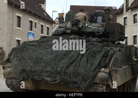 US-Soldaten von Alpha Company, 5. Bataillon, 7. Kavallerie-Regiment bieten Sicherheit aus einer M2 Bradley Fighting Vehicle während der Durchführung eines Kordon und Suche Szenario während der Übung kombiniert zu beheben VI an die US Army Joint Multinational Readiness Center in Hohenfels, Deutschland, 23. Mai 2016. Übung kombiniert zu beheben VI wurde entwickelt, um die US-Armee Regional ausüben Kraft in der U.S. European Command Verantwortungsbereich mit multinationale Ausbildung auf allen Ebenen zugeordnet. Ca. 570 Teilnehmer aus 5 Nationen der NATO und europäische Partner teilnehmen. In der Übung sollen Stockfoto