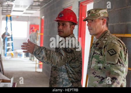 US Army Major General Gregrey Bacon der Nationalgarde Arkansas ist vom US Air Force Tech SGT Joseph Bonamico der 201. schnelle Ingenieur einsetzbare schwere operative Reparatur Squadron Ingenieure auf ihren Baufortschritt in La Blanca, Guatemala, unterrichtet, kann 24,2016. Task Force Red Wolf und Armee Süd führt humanitäre zivile Hilfe Ausbildung einzuschließende tatical Ebene Bauprojekte und medizinische Bereitschaft Übungen medizinische Zugang und Bau von Schulen in Guatemala mit den Guatemalas Regierung und Nichtregierungs-Organisationen von 05 Mar 16 bis 18 JUN 16 zur Stockfoto