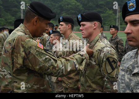 Gen Vincent Brooks, Kommandierender general und Trainingsgebiet, Pins ein US Army Commendation Medal auf SGT Andrew Raines, Firma A, 2. Bataillon, 8. Kavallerie-Regiment, 1st Armored Brigade Combat Team, 1. Kavallerie-Division erfolgreich Abschluss jeder Veranstaltung ohne Test und erste Empfangszeit "Gos" auf jede Bewertung, der Experte Infanterist, ein "True Blue"-Preisträger Abzeichen. 131 USA und südkoreanische Soldaten verdient das Experte Infanterist-Abzeichen mit 29 "True Blue"-Status, während einer Zeremonie am 26 Mai am Camp Casey, Südkorea zu erreichen. (US Army Foto von Staff Sgt Keith Anderson, 1st Armored B Stockfoto