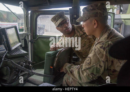 Konvoi-Kommandant US Armee 1. Lt. Yuri Armstrong, Zugführer für zentrale Headquarters Troop, 4. Staffel, 2. Kavallerie-Regiment Slips Sgt. Young-Min Bae, Combat Medic seine Einheit, über die kommenden Konvoi in Rose Barracks, Vilseck, Deutschland, 31. Mai 2016 iDragoon Ride II, 2.200 Kilometer Konvoi nach Estland für Übung Saber Strike 2016 zugeordnet. Übung Saber Strike 2016 ist ein unter der Leitung von US-Army in Europa kooperative Übung zur Verbesserung der gemeinsamen Interoperabilität zur Unterstützung multinationaler Einsätze. (US Armee-Foto von Staff Sgt Ricardo HernandezArocho/Releas Stockfoto