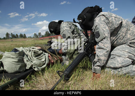 US-Armeesoldaten aus der 108. Sanitätsbataillons Multifunktion, Illinois Army National Guard, behandeln einen Unfall während eine Ausbildung Lane auf sofort lebensrettende Maßnahmen auf West Camp Rapid während der goldenen Coyote Trainingsübung in Rapid City, S.D., 14. Juni 2016. Goldene Coyote-Übung ist eine dreiphasige, Szenario-driven Übung durchgeführt in den Black Hills von South Dakota und Wyoming, die Kommandeure auf wesentliche Aufgabe Missionsanforderungen, Krieger Aufgaben und Schlacht Übungen konzentrieren zu können. (Foto: US-Armee Sgt. 1. Klasse Horace Murray/freigegeben) Goldene Coyote 2016 160614-A-MO736-0135 Stockfoto