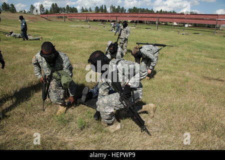 US-Armeesoldaten aus der 108. Sanitätsbataillons Multifunktion, Illinois Army National Guard, verschieben Sie ein Unfall auf einen Wurf während einer Ausbildung Spur sofort lebensrettende Maßnahmen auf West Camp Rapid während des goldenen Coyote-Trainings ausüben, Rapid City, S.D., 14. Juni 2016. Goldene Coyote-Übung ist eine dreiphasige, Szenario-driven Übung durchgeführt in den Black Hills von South Dakota und Wyoming, die Kommandeure auf wesentliche Aufgabe Missionsanforderungen, Krieger Aufgaben und Schlacht Übungen konzentrieren zu können. (Foto: US-Armee Sgt. 1. Klasse Horace Murray/freigegeben) Goldene Coyote 2016 160614-A-MO736 Stockfoto