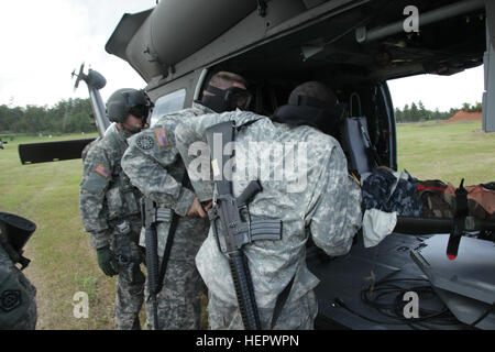 US-Armeesoldaten von der 108. Sanitätsbataillons Multifunktion, Illinois Army National Guard, Last ein Unfall zu einem HH - 60M Medevac-Hubschrauber während eine lebensrettende Maßnahmen Ausbildung Lane auf West Camp Rapid während der goldenen Coyote Trainingsübung in Rapid City, S.D., 14. Juni 2016. Die goldenen Coyote-Übung ist eine dreiphasige, Szenario-driven Übung durchgeführt in den Black Hills von South Dakota und Wyoming, die Kommandeure auf wesentliche Aufgabe Missionsanforderungen, Krieger Aufgaben und Schlacht Übungen konzentrieren zu können. (Foto: US-Armee Sgt. 1. Klasse Horace Murray/freigegeben) Goldene Coyote 2016 16 Stockfoto