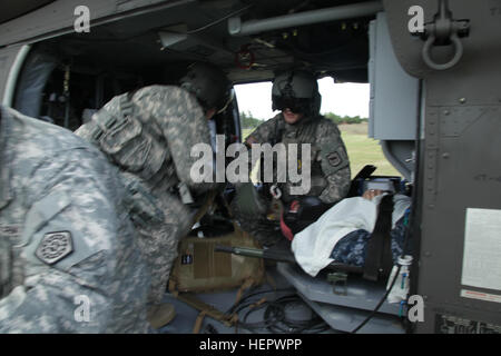 US-Armeesoldaten von der 108. Sanitätsbataillons Multifunktion, Illinois Army National Guard, Last ein Unfall zu einem HH - 60M Medevac-Hubschrauber während eine lebensrettende Maßnahmen Ausbildung Lane auf West Camp Rapid während der goldenen Coyote Trainingsübung in Rapid City, S.D., 14. Juni 2016. Die goldenen Coyote-Übung ist eine dreiphasige, Szenario-driven Übung durchgeführt in den Black Hills von South Dakota und Wyoming, die Kommandeure auf wesentliche Aufgabe Missionsanforderungen, Krieger Aufgaben und Schlacht Übungen konzentrieren zu können. (Foto: US-Armee Sgt. 1. Klasse Horace Murray/freigegeben) Goldene Coyote 2016 16 Stockfoto