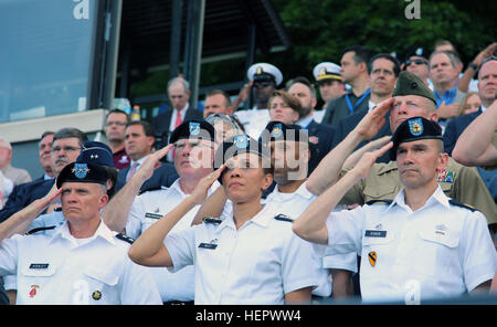 Deputy Chief Of Staff, g-2, United States Army, Leutnant General Robert P. Ashley Jr., US Army Surgeon General und Kommandierender General der US Army Medical Command, Generalleutnant Nadja West und US Army Command Sergeant Major Gerald Ecker, von der US Army Medical Command, begrüssen die Farben während der Nationalhymne während der Abteilung der Verteidigung Krieger Spiele 2016 feierlich eröffnet , im Shea Stadium in der United States Military Academy in West Point, New York, Juni 15. (US Armee-Foto von Pfc. Ian Ryan / veröffentlicht) DoD Krieger Spiele 2016 160615-A-DA653-117 Stockfoto