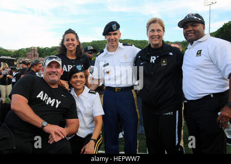 Posieren Sie US Army Surgeon General und Kommandierender General des uns medizinische Heeresleitung, Generalleutnant Nadja West und Command Sergeant Major Gerald Ecker, der US Army Medical Command, für ein Foto mit Team Armee Athleten nach der Eröffnungszeremonie am 2016 Abteilung der Verteidigung Krieger Spiele bei der United States Military Academy in West Point, New Yorker, Juni 15. (US Armee-Foto von Pfc. Ian Ryan / veröffentlicht) DoD Krieger Spiele 2016 160615-A-DA653-221 Stockfoto