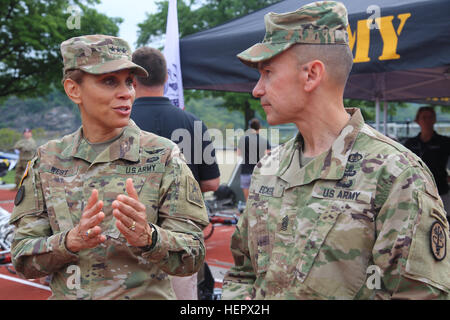 US Army Surgeon General und Kommandierender General des uns medizinische Heeresleitung, Generalleutnant Nadja West und Command Sergeant Major, Gerald Ecker, sprechen über die Track-Wettbewerb an der Abteilung der Verteidigung Krieger Spiele 2016, im Shea Stadium, bei der United States Military Academy in West Point, New York, Juni 16. (US Armee-Foto von Pfc. Ian Ryan / veröffentlicht) DoD Krieger Spiele 2016 160616-A-DA653-086 Stockfoto