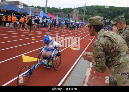 US Army Surgeon General und Kommandierender General des uns medizinische Heeresleitung, Generalleutnant Nadja West und Command Sergeant Major, Gerald Ecker, fördern ein Team Air Force-Athlet im Shea Stadium, bei der United States Military Academy in West Point, New York, Juni 16. (US Armee-Foto von Pfc. Ian Ryan / veröffentlicht) DoD Krieger Spiele 2016 160616-A-DA653-197 Stockfoto