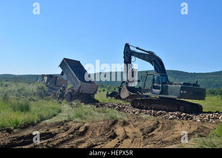 Soldaten aus der 168. Ingenieur-Brigade, Mississippi Army National Guard verlängern eine Manöver Lane durch vielfältige Tank Training am Truppenübungsplatz Novo Selo, Bulgarien am 16. Juni 2016 während Operation Resolute Burg.  168. Ingenieur-Brigade kamen nach der 194. Ingenieur-Brigade, Tennessee Army National Guard militärische am Truppenübungsplatz Novo Selo Baubeginn.  Seit einigen Wochen durch den Sommer 2016 erweitert diese Soldaten Munition halten Bereich und einem Tank Schießplatz.  (US Armee-Foto von 1st Lt. Matthew Gilbert, 194. Engineer Brigade, Tennessee Army National Guard) U.S. Stockfoto