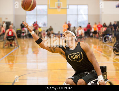 US Army Veteran Sgt. Blake Johnson, von Honolulu, Hawaii, reicht für den Basketball, während ein 2016 Abteilung Krieger Verteidigungsspielen Rollstuhl Basketball-Match, in Arvin Gym an der United States Military Academy in West Point, New Yorker, Juni 18. (US Armee-Foto von Pfc. Tianna S. Wilson/freigegeben) DoD Krieger Spiele 2016 160618-A-QK952-249 Stockfoto