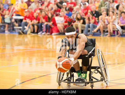 US Army Veteran Sgt. Blake Johnson, von Honolulu, Hawaii, erhält einen Pass während der 2016 Abteilung Krieger Verteidigungsspielen Rollstuhl Basketball-Wettbewerb, in Arvin Gym an der United States Military Academy in West Point, New York, Juni 18. (US Armee-Foto von Pfc. Tianna S. Wilson/freigegeben) DoD Krieger Spiele 2016 160618-A-QK952-436 Stockfoto