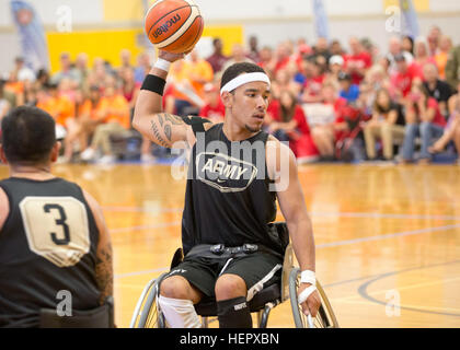 US Army Veteran Sgt. Blake Johnson, von Honolulu, Hawaii, bereitet die Basketball im Jahr 2016 übergeben Abteilung Krieger Verteidigungsspielen Rollstuhl Basketball-Ereignis, in Arvin Gym an der United States Military Academy in West Point, New York, Juni 18. (US Armee-Foto von Pfc. Tianna S. Wilson/freigegeben) DoD Krieger Spiele 2016 160618-A-QK952-440 Stockfoto