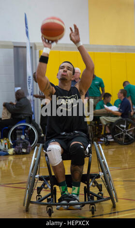 US Armee-Veteran, Sergeant Blake Johnson, Honolulu, Hawaii, versuche einen Schuss während einer Rollstuhl-Basketball-match in die Abteilung der Verteidigung Krieger Spiele 2016 in Arvin Gym an der United States Military Academy in West Point, New York, Juni 18. (US Armee-Foto von Spc. Sarah Teich/freigegeben) DoD Krieger Spiele 2016 160618-A-SQ797-220 Stockfoto