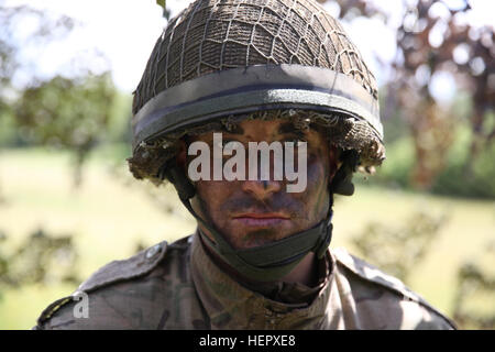 Vereinigtes Königreich Armee Schütze Steven Roberts von 7. Parachute Regiment Royal Horse Artillery, bereitet defensiven Operationen während der Durchführung einer simulierten Feuer-Mission während Swift Antwort 16 Übung auf dem Truppenübungsplatz Hohenfels, ein Teil der Joint Multinational Readiness Center in Hohenfels, Deutschland, 18. Juni 2016. SWIFT Antwort 16 umfasst mehr als 5.000 Soldaten und Piloten aus Belgien, Frankreich, Deutschland, Großbritannien, Italien, den Niederlanden, Polen, Portugal, Spanien und den Vereinigten Staaten und findet in Polen und Deutschland, 27 Mai-26. Juni 2016. (US Armee-Foto von Pfc. Rac Stockfoto