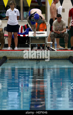 US Air Force Veteran Todd Sieling, einer Portales, N.M., native, springt aus der Schwimmer Block am Anfang von einem Männer Freestyle-treffen an der DoD Krieger Spiele 2016 an der US Military Academy in West Point, N.Y. Sieling ist eingeschrieben in das Air Force Verwundeten Krieger Programm koordiniert die Pflege und Übergang Unterstützung des schwer verwundeten, Kranken und verletzten Flieger und stellt Ressourcen und Unterstützung zu ihren Familien. (US Armee-Foto von Sgt. Joshua Brownlee/freigegeben) DoD Krieger Spiele 2016, Team Luftwaffe 160620-A-RS871-100 Stockfoto