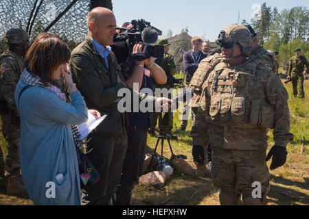 Jonathan Beale Verteidigung Korrespondent mit BBC News US Army Staff Sgt Jason Bartlett eine Kanone-Crew-Mitglied zugeordnet Archer Batterie, Field Artillery Geschwader, 2. Kavallerie-Regiment Saber Strike 16 über seine Rolle in einer kombiniert Live Feuer Übung auf eine Ausbildung vor Ort in der Nähe von Tapa Estland, 20. Juni 2016 interviewt.  Saber Strike 2016 ausüben, eine US-Army in Europa führte kooperative Übung sollen gemeinsame Interoperabilität zur Unterstützung multinationaler Einsätze verbessert werden. (US Army Video von Staff Sgt Ricardo HernandezArocho / veröffentlicht) Archer Batterie, Feldartillerie-Staffel 2 Stockfoto