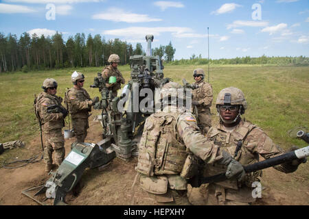 Würdenträger und Vertreter der Presse beobachten, wie die US-Armeesoldaten Archer Batterie, Field Artillery Geschwader, 2. Kavallerie-Regiment Verhalten eine Dauerfeuer-Mission mit ihren M777 155 mm Artillerie-Waffen-System während der Saber Strike 16 kombiniert Live Feuer Übung auf eine Ausbildung vor Ort in der Nähe von Tapa Estland, 20. Juni 2016 zugewiesen.  Saber Strike 2016 ausüben, eine US-Army in Europa führte kooperative Übung sollen gemeinsame Interoperabilität zur Unterstützung multinationaler Einsätze verbessert werden. (US Army Video von Staff Sgt Ricardo HernandezArocho / veröffentlicht) Archer Batterie, Bereich Kunst Stockfoto