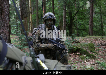 Deutsche Bundeswehr Soldat der 4. Fallschirmjäger-Kompanie, 31. Fallschirmjäger-Regiment, sorgt für Sicherheit während der Durchführung einer abgesessene Patrouille während Swift Antwort 16 Übung auf dem Truppenübungsplatz Hohenfels, ein Teil der Joint Multinational Readiness Center in Hohenfels, Deutschland, 21. Juni 2016. Übung Swift Antwort ist eines der führenden militärischen Krise Antwort Fortbildungsveranstaltungen für multi-nationalen Luftstreitkräfte der Welt. Die Übung soll die Bereitschaft zum Kampf gegen Kern der US Global Response Force – derzeit der 82nd Airborne Division 1. Brigade Comba zu verbessern Stockfoto