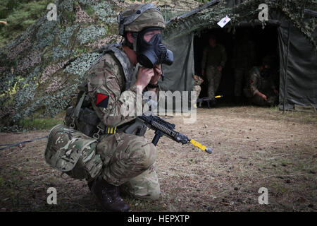 Ein britischer Soldat der Luft kombiniert Joint Expeditionary Force zieht seine schützende Maske während der Durchführung von taktischen Operationen während Swift Antwort 16 Übung auf dem Truppenübungsplatz Hohenfels, ein Teil der Joint Multinational Readiness Center in Hohenfels, Deutschland, 22. Juni 2016. Übung Swift Antwort ist eines der führenden militärischen Krise Antwort Fortbildungsveranstaltungen für multi-nationalen Luftstreitkräfte der Welt. Die Übung soll die Bereitschaft zum Kampf gegen Kern der US Global Response Force – derzeit der 82nd Airborne Division 1st Brigade Combat Team – zu verbessern Stockfoto