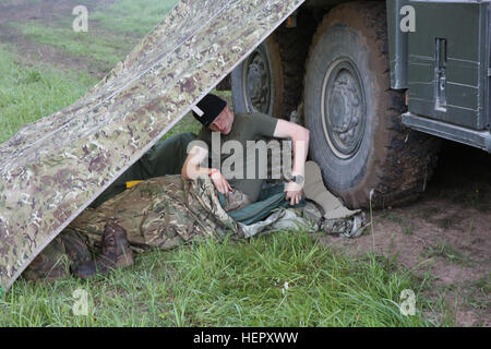 Ein britischer Soldat der Luft kombiniert Joint Expeditionary Force bereitet sich auf einige geschlossen Auge zu bekommen, während der Durchführung von taktischen Operationen während Swift Antwort 16 Übung auf dem Truppenübungsplatz Hohenfels, ein Teil der Joint Multinational Readiness Center in Hohenfels, Deutschland, 23. Juni 2016. Übung Swift Antwort ist eines der führenden militärischen Krise Antwort Fortbildungsveranstaltungen für multi-nationalen Luftstreitkräfte der Welt. Die Übung soll die Bereitschaft zum Kampf gegen Kern der US Global Response Force – derzeit der 82nd Airborne Division 1st Brigade Combat Team verbessern Stockfoto