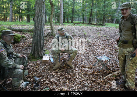 US-Armee Soldaten der Adler Beobachter Coach Training Team, Joint Multinational Readiness Center (JMRC) (Betriebsgruppe) teilen einen lachen mit einem britischen Soldaten in der Luft kombiniert gemeinsamen Expeditionary Force während der Durchführung von taktischen Operationen während Swift Antwort 16 Übung auf dem Truppenübungsplatz Hohenfels, ein Teil der JMRC in Hohenfels, Deutschland, 23. Juni 2016. Übung Swift Antwort ist eines der führenden militärischen Krise Antwort Fortbildungsveranstaltungen für multi-nationalen Luftstreitkräfte der Welt. Die Übung soll die Bereitschaft zum Kampf gegen Kern der US Global R verbessern Stockfoto