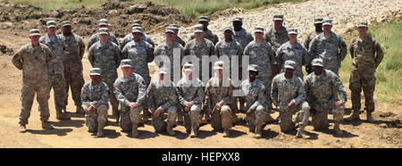 Soldaten aus der 858th Engineer Company, 168. Ingenieur-Brigade, Mississippi Army National Guard posieren für ein Gruppenfoto am Novo Selo Trainingsbereich, Bulgarien, 25. Juni 2016 während Operation Resolute Burg.  Diese militärische Ingenieure verbrachten ihre Sommer bauen eine Tank-Trainingsbereich und Munition Wartebereich um Ausbildungskapazitäten und Fähigkeit der militärischen Infrastruktur in Osteuropa zu erhöhen.  (1st Lt. Matthew Gilbert, 194. Engineer Brigade, Tennessee Army National Guard) Mississippi Army National Guard beteiligt sich an militärischen Aufbau in Bulgarien 160625-A-CS119-004 Stockfoto