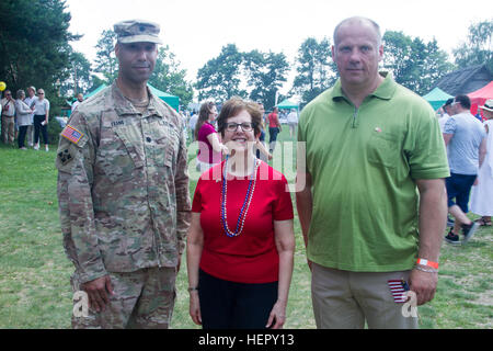 Von links: Lieutenant Colonel Johnny A. Evans Jr., Kommandeur des 3. Bataillons, 69. Armored Regiment; Nancy Pettit, US-Botschafter in Lettland; und Raimonds Bergmanis, lettischer Minister der Verteidigung, alle posieren für ein Foto bei einem US-Unabhängigkeit-Tag-Picknick in Riga, Lettland, veranstaltet von der American Chamber Of Commerce, 2. Juli 2016. Die Soldaten der 3. Mrd., 69. bestückt Rgmt. bilden mit ihren lettischen Verbündeten zur Unterstützung Betrieb Atlantic zu beheben, das in Ost-Europa, US-Engagement für die kollektive Sicherheit der NATO und für dauerhaften Frieden und Stabilität in th demonstrieren durchgeführt wird Stockfoto