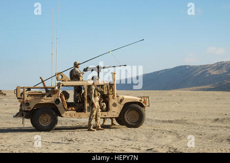 US Army Special Forces Soldaten zugewiesen Special Operations Command South beobachtet einen simulierten Überfall chilenischen Kollegen über Uhren- und Cordon Ziel 27. Juli 2016 in Mejillones, Chile bieten. (US Armee-Foto von Staff Sgt. Osvaldo Equite/freigegeben) UNS, Chile SOF Partner während des Trainings Southern Star 160727-A-KD443-045 Stockfoto