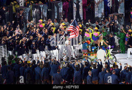 Zweiundzwanzig Mal Olympiasieger Schwimmer Michael Phelps trägt die Stars & Stripes, Team USA in Maracana-Stadion während der Eröffnungsfeier der Olympischen Spiele 2016 in Rio De Janeiro, Brasilien, am 5. August zu führen. US Armee-Foto von Tim Hipps, IMCOM Public Affairs Phelps trägt Stars & Streifen (28726351981) Stockfoto