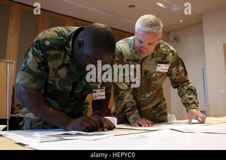 US Armee Command Sergeant Major Kevin Whitaker (rechts), Befehl Sergeant-Major der 60. Truppe Befehl, North Carolina Army National Guard, Bewertungen eine Karte der Dörfer während ein Szenario der südlichen Accord 2016 Disaster Relief Tabletop Übung durch ein Hochwasser betroffen. SA16 ist eine unter der Leitung von US-Armee Afrika jährliche, kombinierte militärische Übung, die zusammen U.S. Militärs mit afrikanischen Partnerstaaten zur Verbesserung Bereitschaft bringt, Förderung der Interoperabilität, Aufbau von Kapazitäten und Partnerbeziehungen zu stärken. (US Armee-Foto von Staff Sgt. Candace Mundt/freigegeben) Südlichen gewähren 16 160809-A-IF479-050 Stockfoto